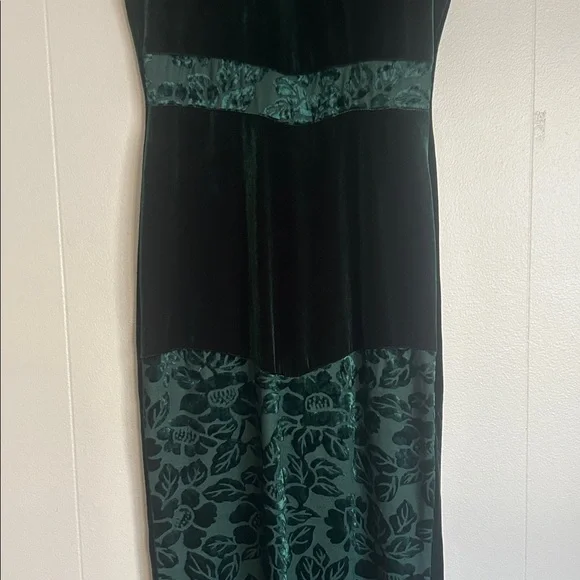 Beautiful vintage velvet emerald green dress with floral burnout pattern. - Picture 4 of 11